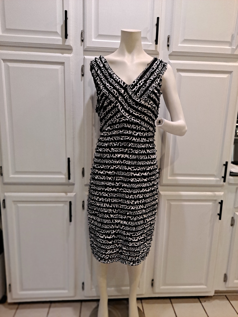 Robbie Bee Black & White Sleeveless VNeck Midi Sheath Stretch Shift Ruffle Dress